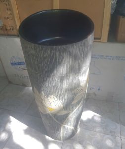Lavabo trụ đứng sân vườn họa tiết hoa sen