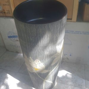 Lavabo trụ đứng sân vườn họa tiết hoa sen