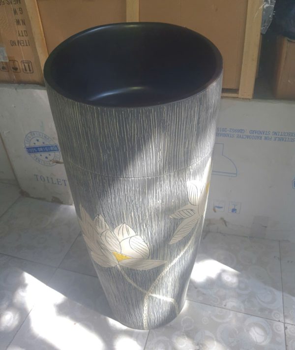 Lavabo trụ đứng sân vườn họa tiết hoa sen