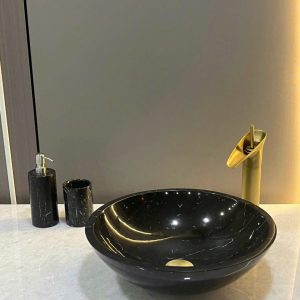 Chậu lavabo đá tự nhiên kiểu tô với nhiều màu và nhiều vân lạ phù hợp với không gian phòng tắm rộng rãi hay thiết kế ngoài trời Lavabo đá tự nhiên màu đen bóng