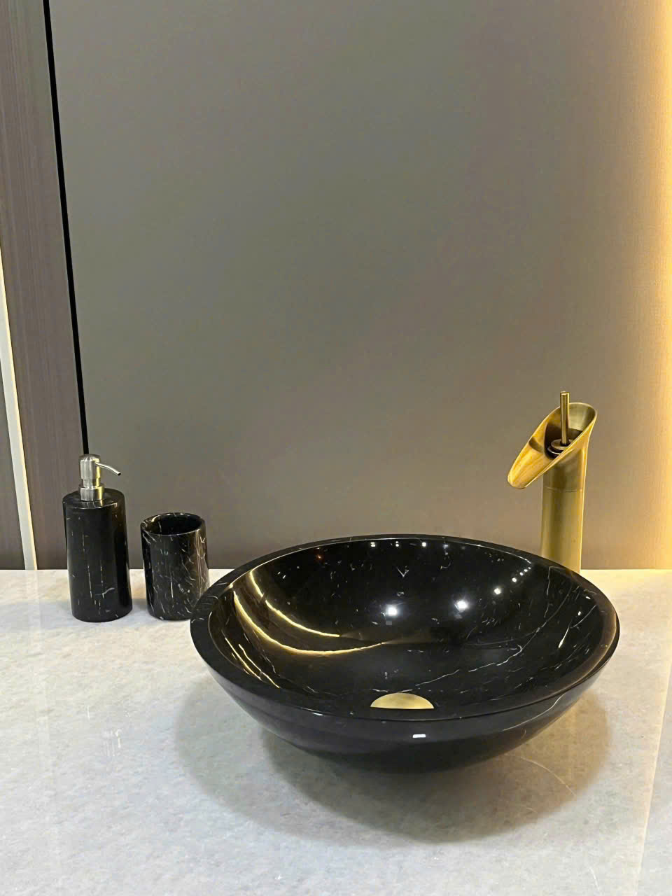 Lavabo da tu nhien ben theo thoi gian Lavabo đá tự nhiên màu đen bóng